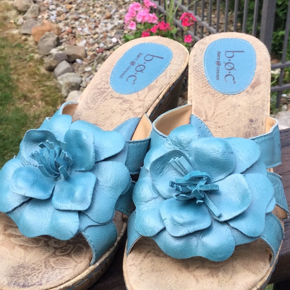 b.o.c.sandals with leather flower and heel